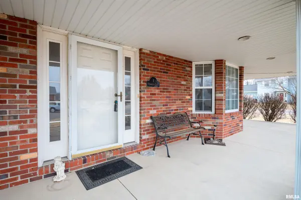 1 PLYMOUTH CT, Washington, IL 61571