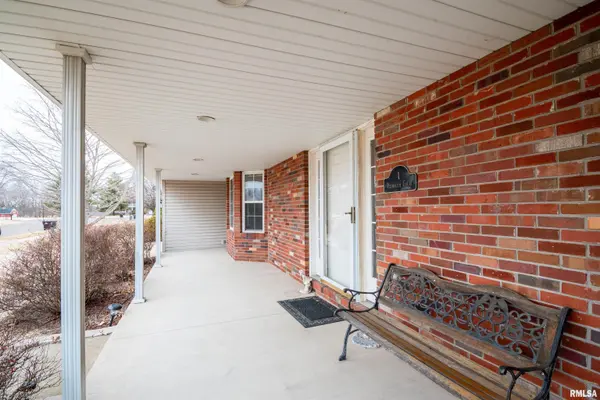 1 PLYMOUTH CT, Washington, IL 61571