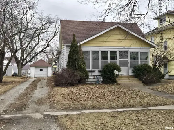 30 N ADAMS ST, Carthage, IL 62321