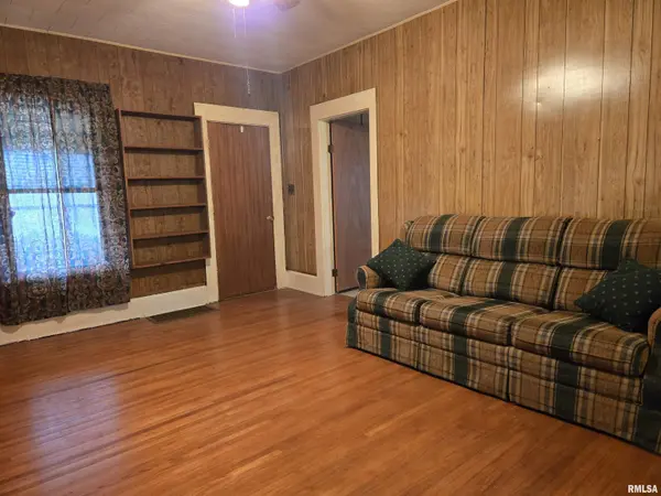 30 N ADAMS ST, Carthage, IL 62321