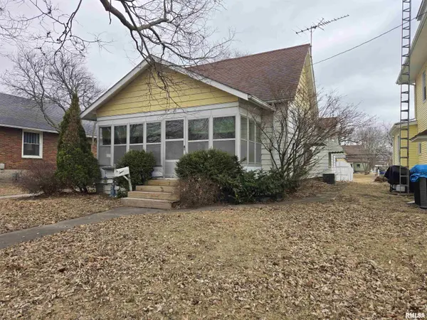 30 N ADAMS ST, Carthage, IL 62321