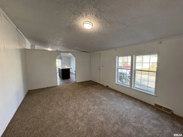 151 PINEWOOD EST, Chillicothe, IL 61523
