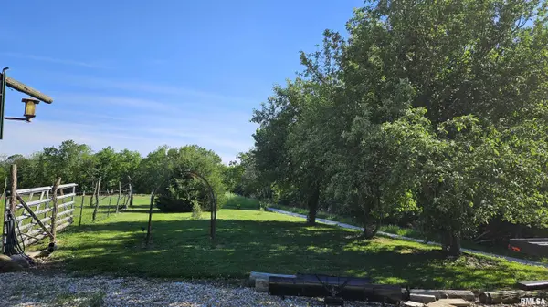 25721 N DOGPATCH RD, Ellisville, IL 61431