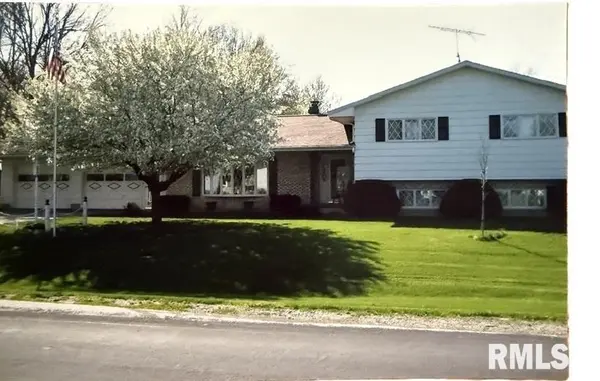 4 HILLCREST DR, Bushnell, IL 61422