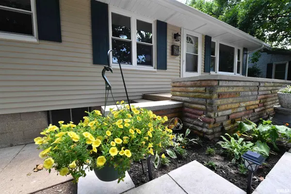 704 E SHORE DR, Pekin, IL 61554