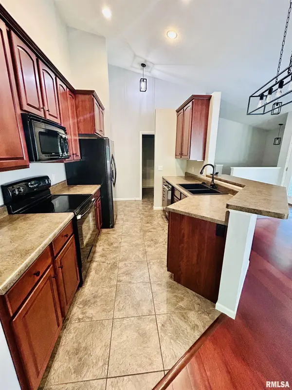 1105 BAYBERRY LN, Macomb, IL 61455