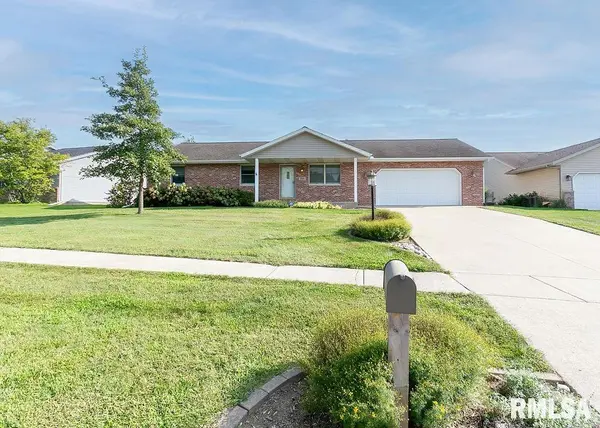 900 DENNIS DR, Eureka, IL 61530