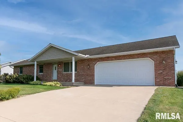 900 DENNIS DR, Eureka, IL 61530
