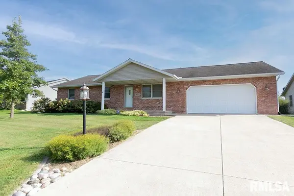 900 DENNIS DR, Eureka, IL 61530