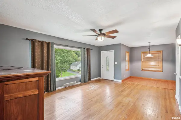 1704 JERSEY RIDGE RD, Davenport, IA 52803