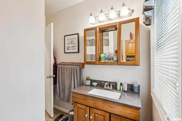 2918 OAK ST, Bettendorf, IA 52722