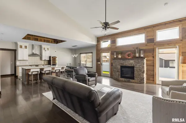 771 Muirfield CIR, Eldridge, IA 52748