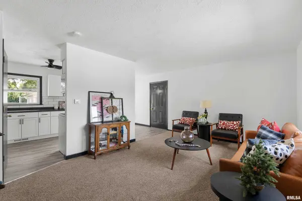 1101 HAWTHORNE DR, Bettendorf, IA 52722