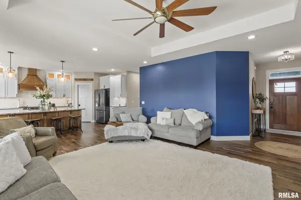 5606 EMILY RD, Bettendorf, IA 52722