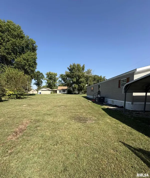 97 N COLLEGE ST, Ewing, IL 62836