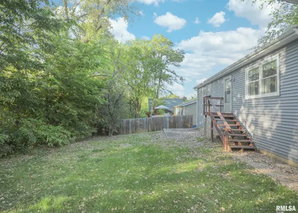 320 N 2ND ST, Le Claire, IA 52753
