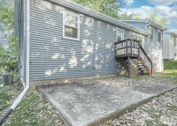 320 N 2ND ST, Le Claire, IA 52753