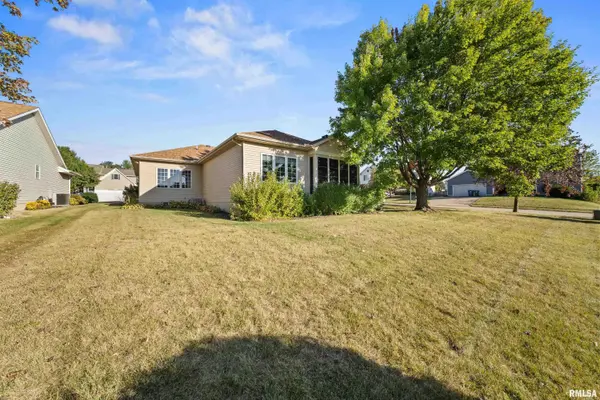 4030 W COLUMBIA AVE, Davenport, IA 52804