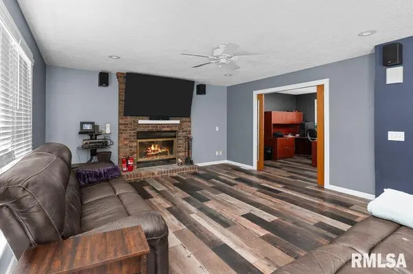 4745 HEATHERSTONE RD, Bettendorf, IA 52722