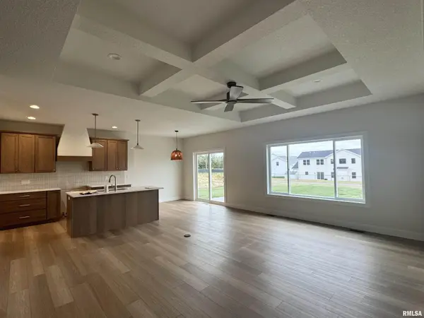 107 W TORREY PINES DR, Eldridge, IA 52748