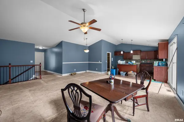 10 OAKLEY DR, Le Claire, IA 52753