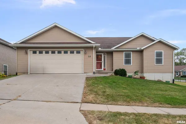10 OAKLEY DR, Le Claire, IA 52753