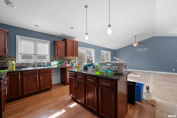 10 OAKLEY DR, Le Claire, IA 52753