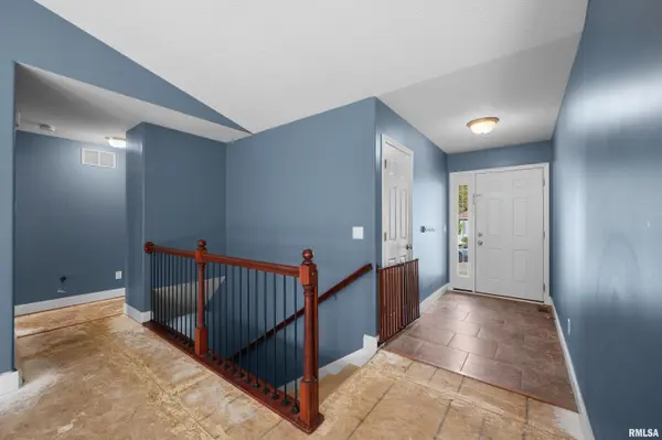 10 OAKLEY DR, Le Claire, IA 52753