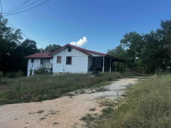 178 S West St, Decaturville, TN 38329
