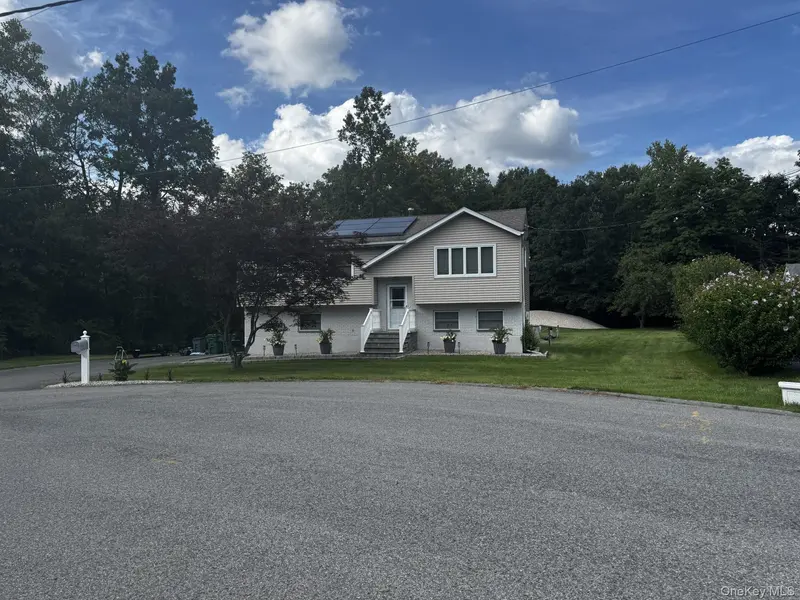 6 Russett LN, Wappingers Falls, NY 12590