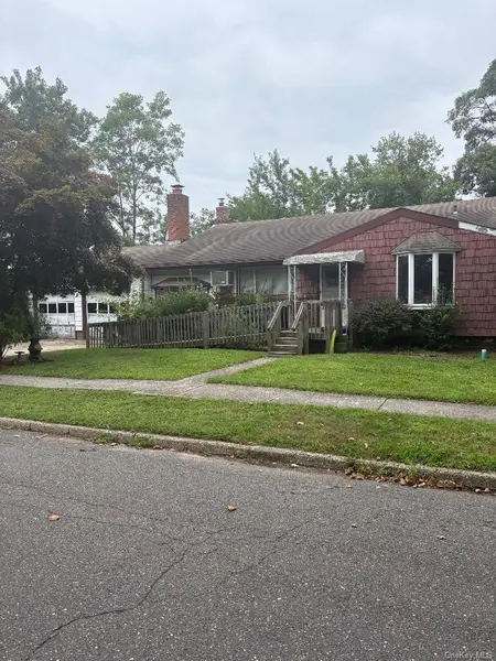 1 Cherokee ST, Massapequa, NY 11758