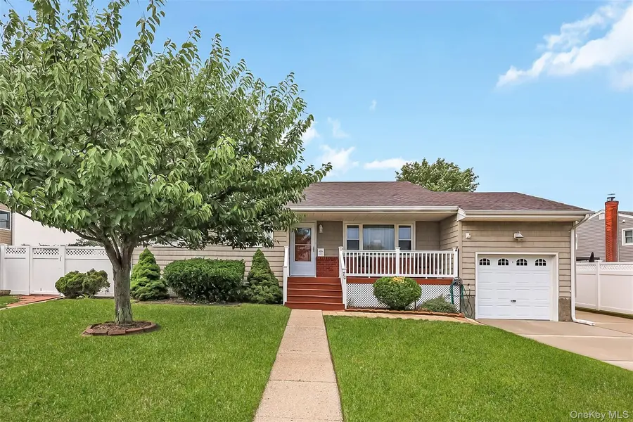 70 Prairie LN, Lindenhurst, NY 11757