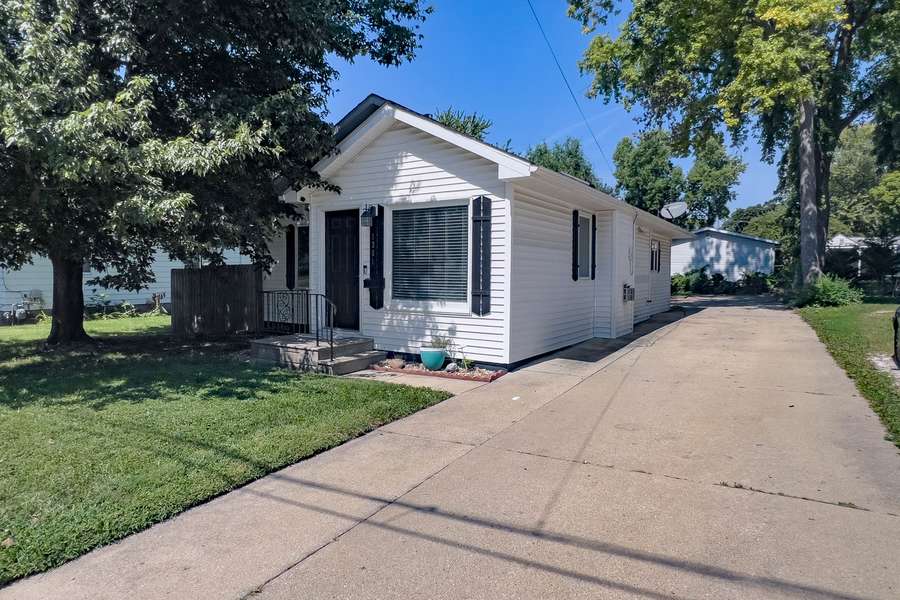 1301 W Wood ST, Bloomington, IL 61701