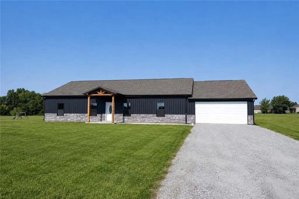 179 Peak LN, Girard, KS 66743