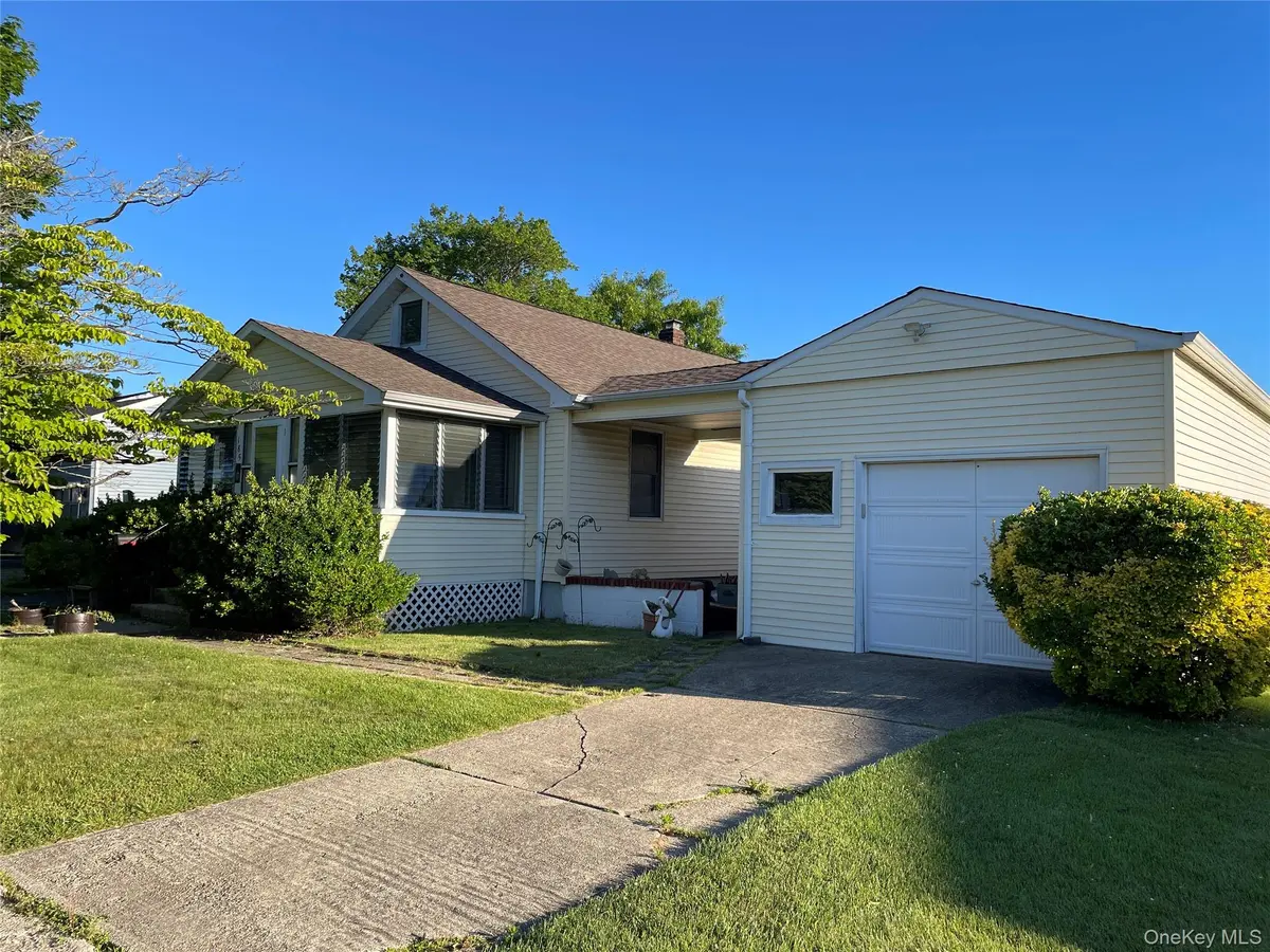 185 Seward ST, West Babylon, NY 11704
