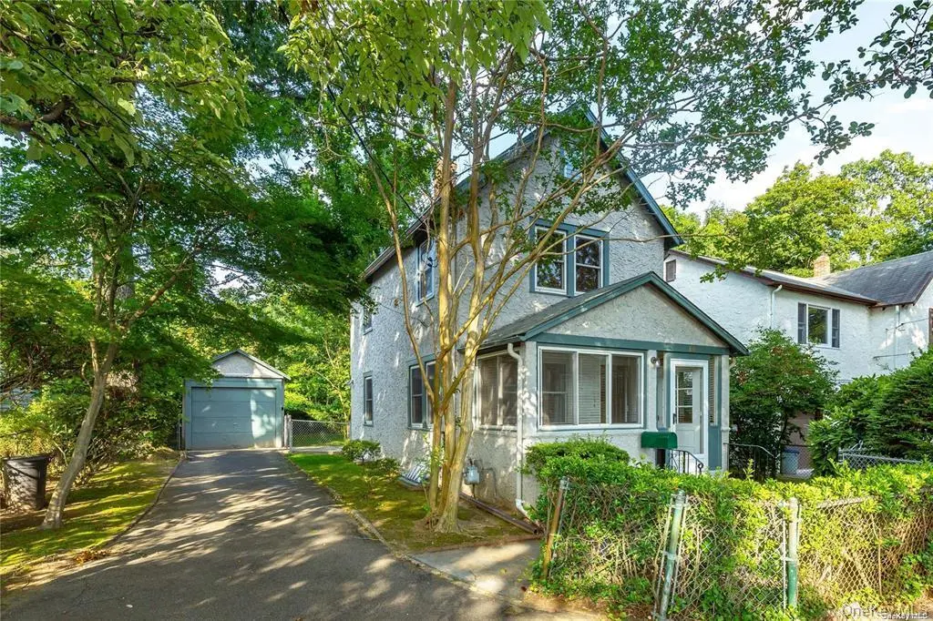 11 Potters CT, Great Neck, NY 11024