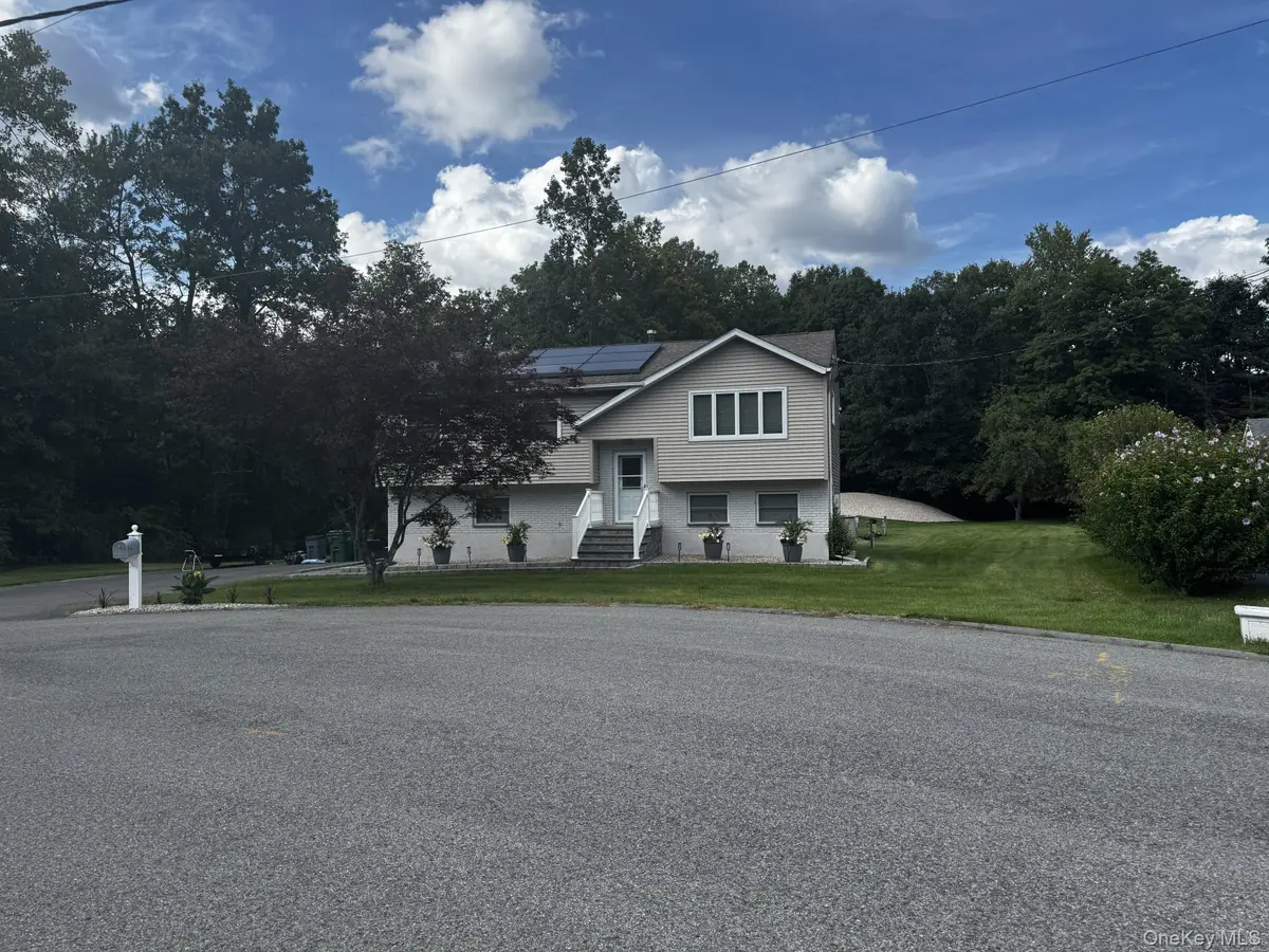 6 Russett LN, Wappingers Falls, NY 12590