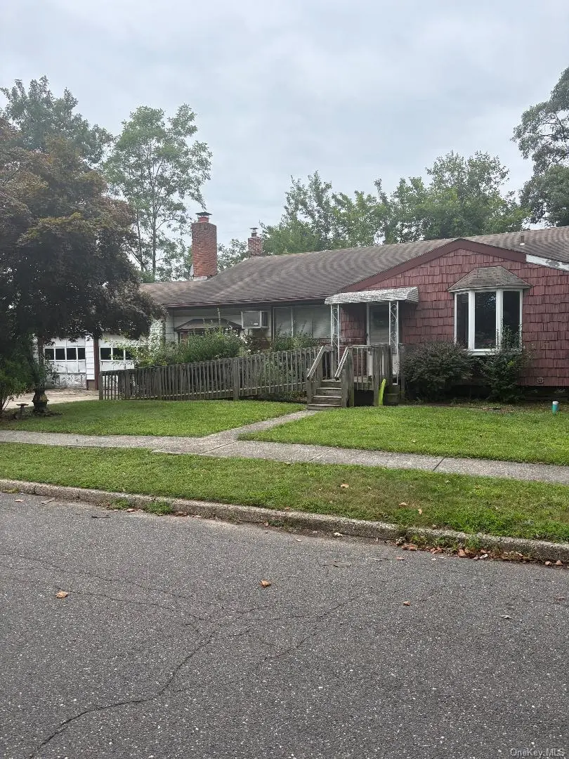1 Cherokee ST, Massapequa, NY 11758