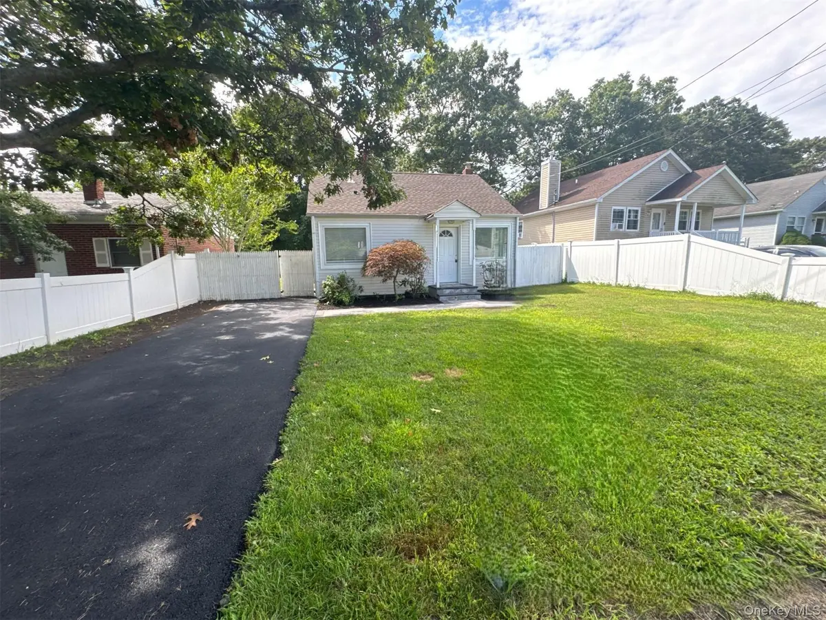 386 Tallwood DR, Shirley, NY 11967
