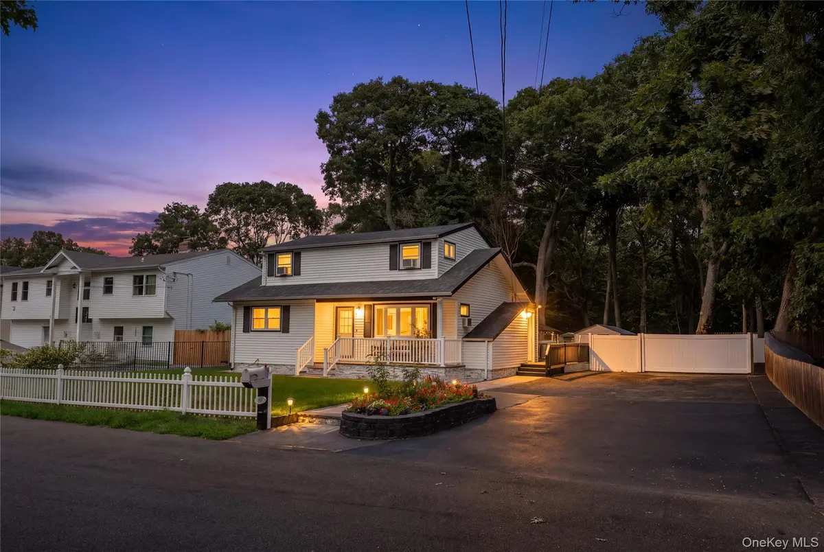 65 Carr LN, Coram, NY 11727