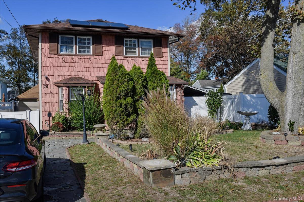 76 E Hollywood AVE, Lindenhurst, NY 11757