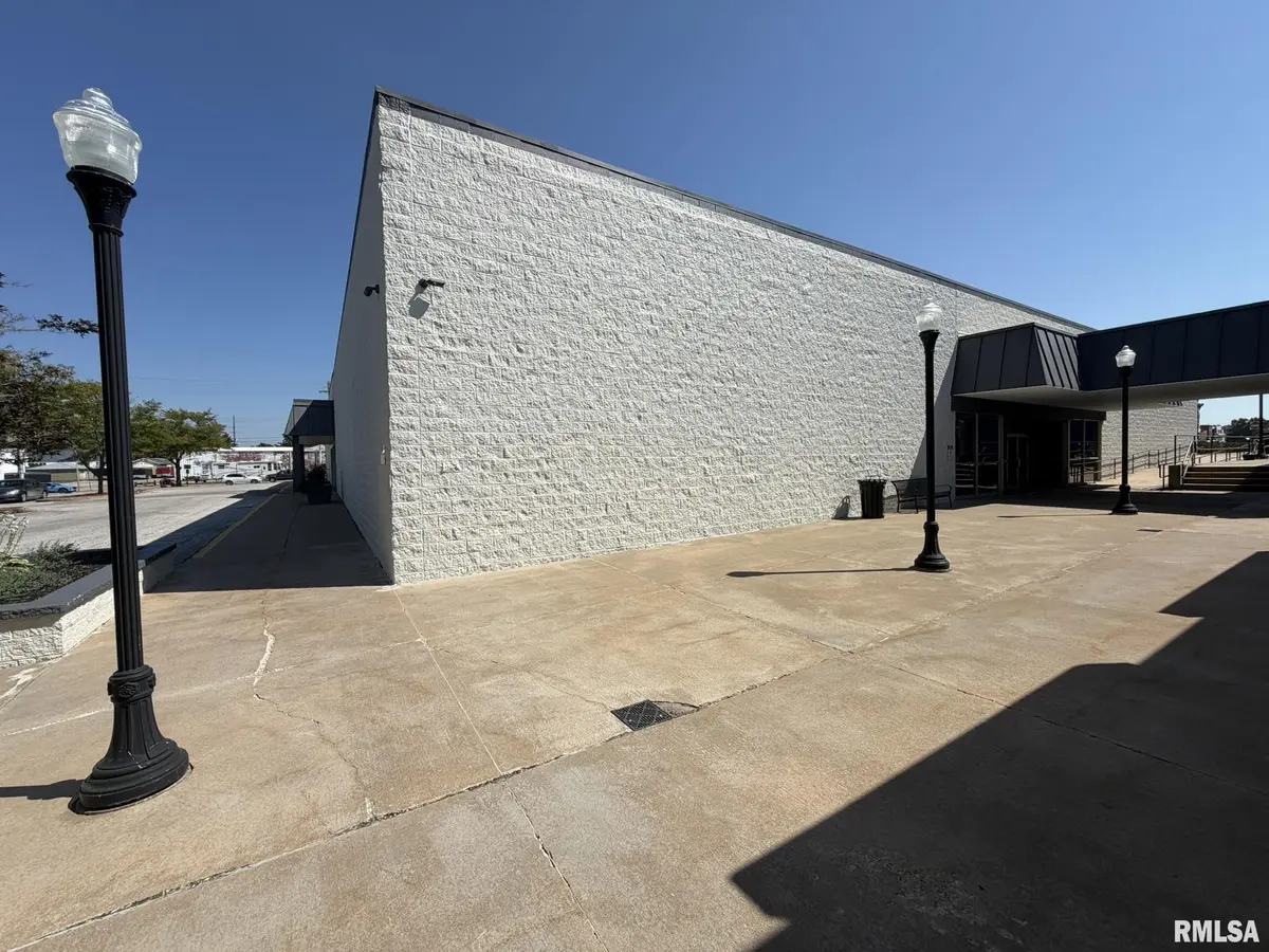 90 E LOCUST ST #Suite B, Canton, IL 61520