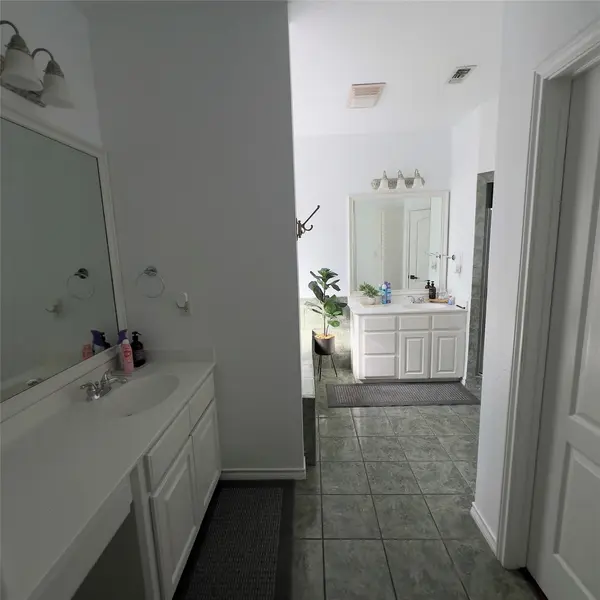 310 E 10th ST, Elgin, TX 78621