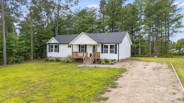 398 Point Hope LN, Hendersonville, NC 28792