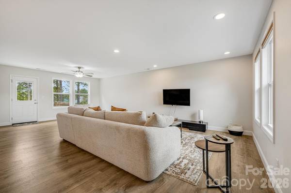 398 Point Hope LN, Hendersonville, NC 28792