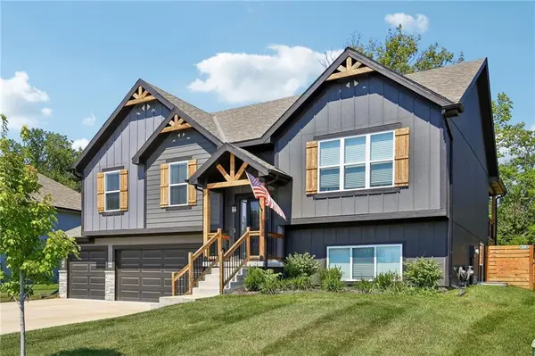1000 NW Crestwood DR, Grain Valley, MO 64029