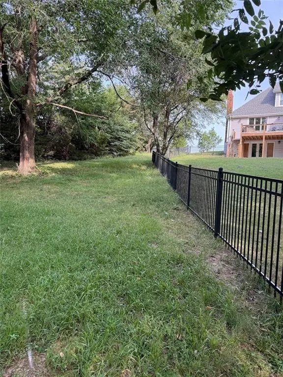 12021 Country Club CT, Parkville, MO 64152
