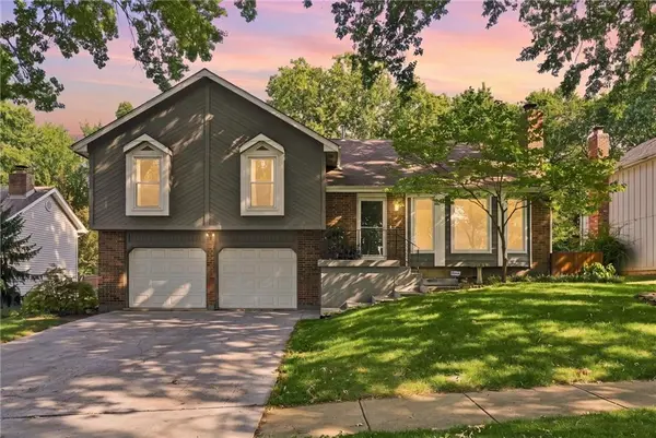 15302 W 121st TER, Olathe, KS 66062