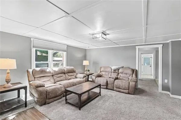 514 N MAPLE AVE, Smithville, MO 64089