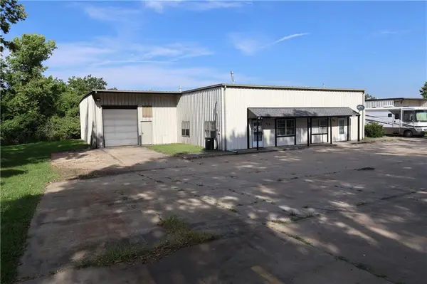 305 NW Locust CT, Oak Grove, MO 64075